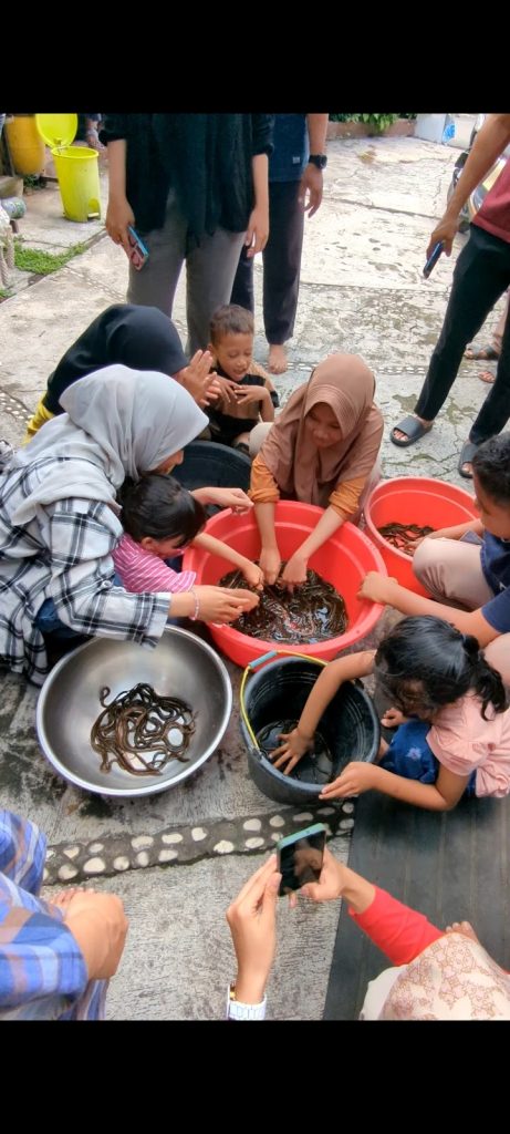 Pembelajaran sensorik anak difabel netra mengenal tekstur belut